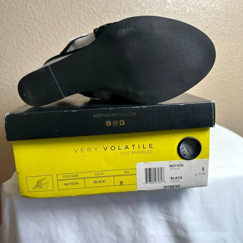 Very Volatile Notion Wedge Black‎ Sandal